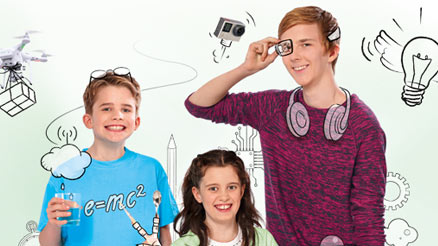 Zwei Kinder und ein Jugendlicher mit Denkblasen und Glühbirnen